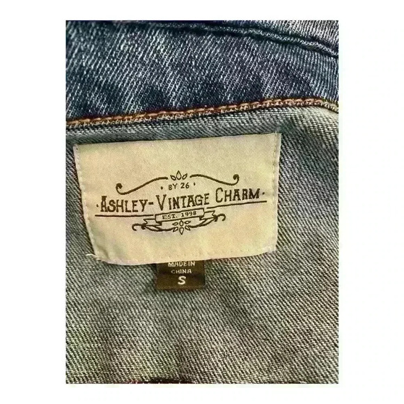 Ashely Vintage Charm Women's Denim Jacket Floral Back Blue Size S Casual - Picture 3 of 6
